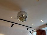 une boule à facettes suspendue au plafond d'une pièce