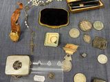 un grand nombre d'objets posés sur une table