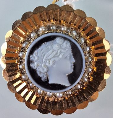 Pendentif en or avec camée à profil de femme à l'antique. - Photo 1