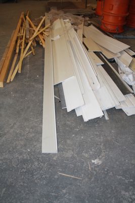 un tas de bois posé par terre dans un garage