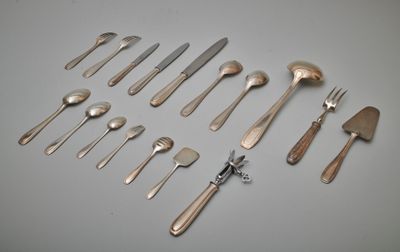 beaucoup de cuillères et de fourchettes en argent sur la table