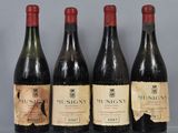 trois bouteilles de vin sont alignées sur une table en verre