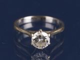 gros plan d'une bague en diamant sur une surface noire