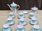un grand nombre de tasses à thé et de soucoupes posées sur une table