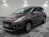 La petite voiture marron est garée dans une grande pièce.