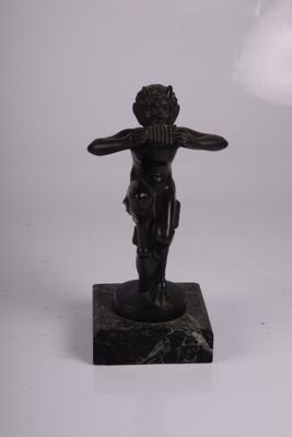 une image représentant la statue d'un homme posée sur un socle en marbre