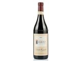 une bouteille de vin rouge sur fond blanc