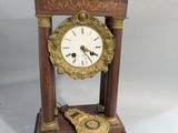 une petite horloge posée sur une table
