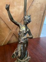 Paire de lampes en régule à décor de deux femmes. (photo 3)