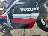 un gros plan d'une moto garée sur un parking