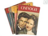 beaucoup de magazines empilés les uns sur les autres