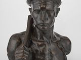 statue d'un homme tenant une batte de baseball dans la main droite