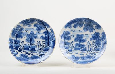 DELFT Paire d'assiettes pannekoek à décor en camaïeu bleu en…