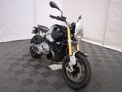 une moto garée sur un sol en damier