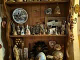 une étagère en bois sur laquelle sont posés de nombreux objets
