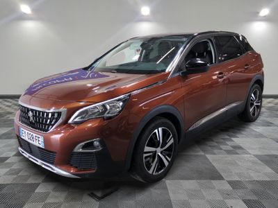 une voiture rouge est garée dans une pièce au sol en damier