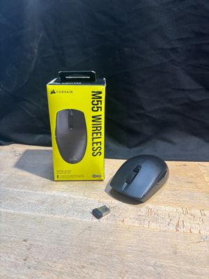 une boîte contenant une souris d'ordinateur posée sur une table en bois
