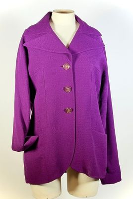 un manteau violet sur un mannequin, sur fond blanc