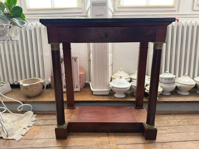 une table en bois surmontée d'une étagère