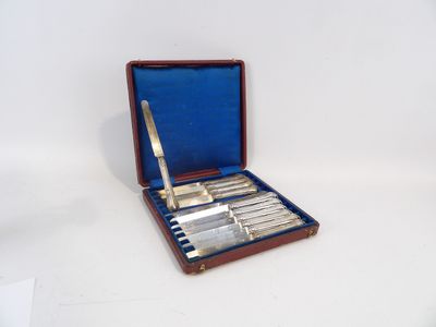 un coffret contenant de l'argenterie sur une surface blanche