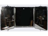 un miroir ouvert sur une pièce, dont il reflète l'image
