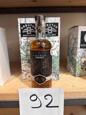des bouteilles d'alcool sur une étagère dans un magasin, avec une étiquette de prix