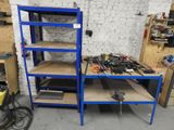 une étagère bleue sur laquelle sont posés des outils, dans un garage
