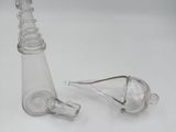 une petite bouteille en verre munie d'un entonnoir en verre