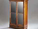 une photo d'une armoire en bois surmontée de deux miroirs