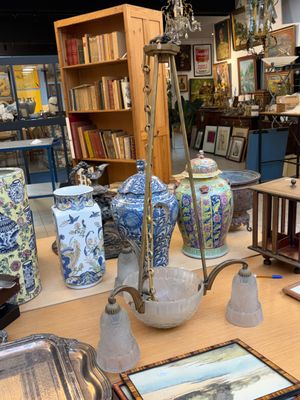 une table sur laquelle sont posés de nombreux vases et autres objets