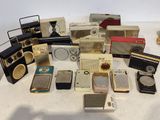 beaucoup de vieilles radios et d'autres objets posés sur la table