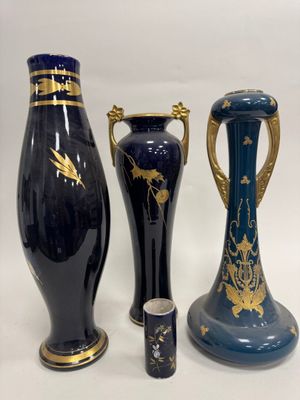 trois vases posés l'un à côté de l'autre sur une table