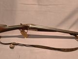 gros plan d'un fusil sur fond blanc avec une sangle