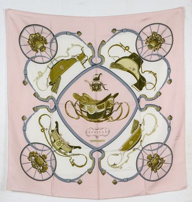 foulard en soie rose orné d'une image représentant un cheval et une calèche