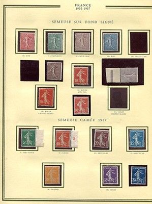 une photo d'une collection de timbres français