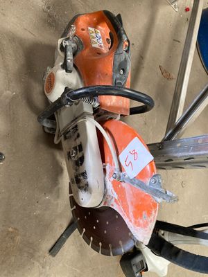 a chainsaw that is sitting on the ground