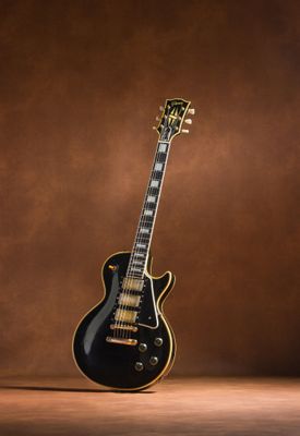une guitare électrique noire posée sur une table en bois