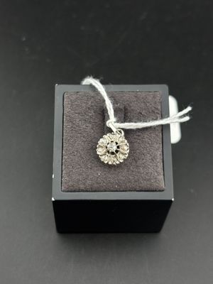 un gros plan d'une bague dans une boîte noire posée sur une table