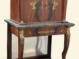 une armoire en bois avec un plateau en marbre, posée sur un socle