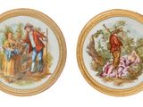 paire d'assiettes anciennes en porcelaine peintes à la main, représentant un homme et une femme