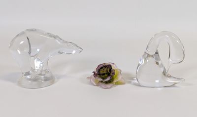 deux figurines représentant un chien et une fleur sur un fond blanc