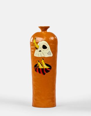 un vase orange orné d'une image d'oiseau
