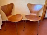 deux chaises assises l'une à côté de l'autre dans une pièce