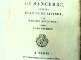 un vieux livre ouvert sur une table