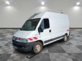 une camionnette blanche garée dans une pièce