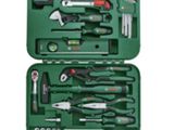une mallette verte contenant des outils, sur fond blanc