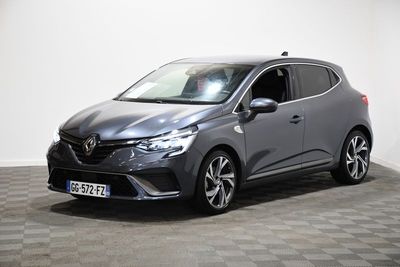 Une Toyota C-HR grise est garée sur un sol à damier