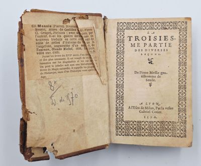 un vieux livre écrit posé sur une table