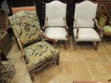 trois chaises qui se trouvent ensemble dans une pièce
