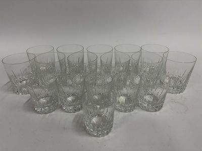 six verres sont alignés sur une surface blanche